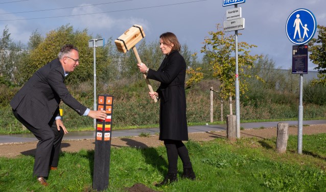 De eerste paal gaat de grond in voor het Wandelroutenetwerk Kromme Rijnstreek