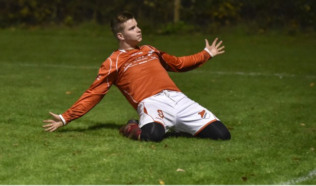 Doelpunt! Leroy Voskuilen viert een van zijn drie doelpunten.