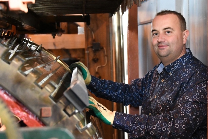 stadsbeiaardier Wim Ruitenbeek bij de speeltrommel