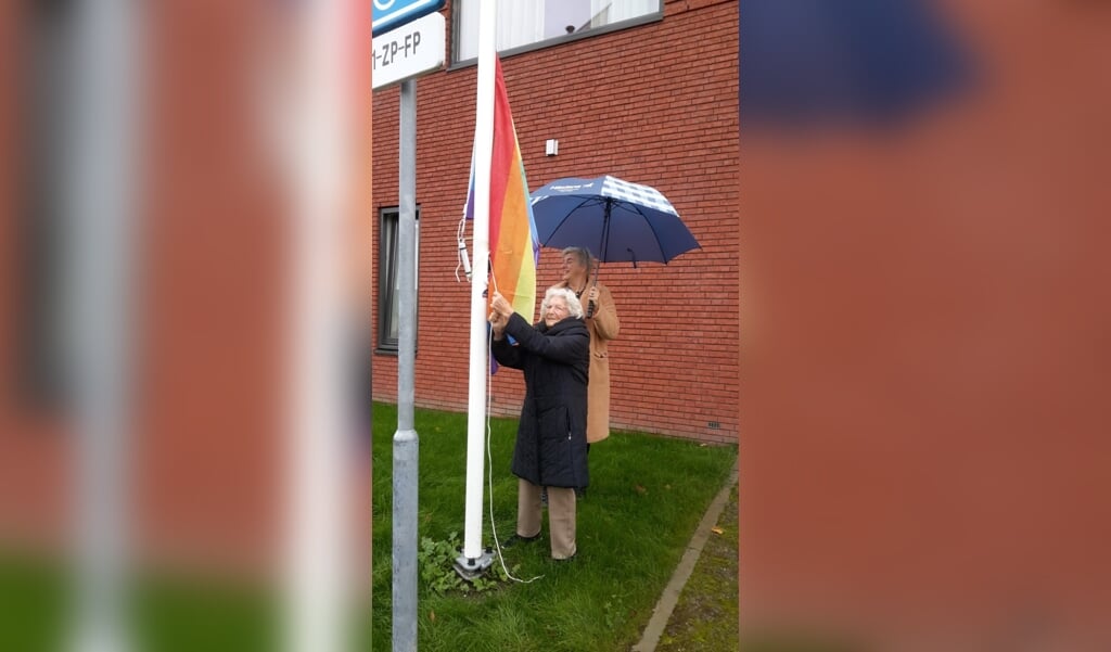 De 101-jarige Beppie van der Werf hijst de regenboogvlag.