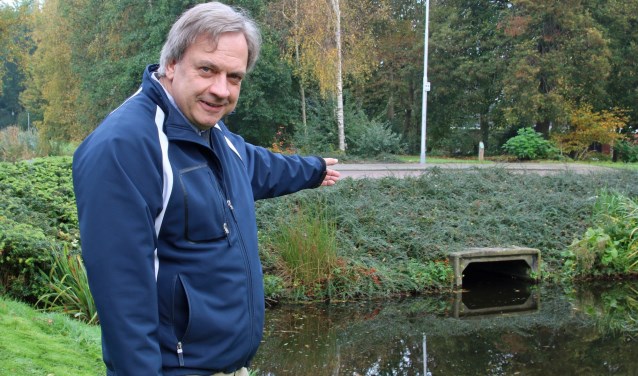 Dolf van den Bosch bij de tegenwoordige dam met Duiker.