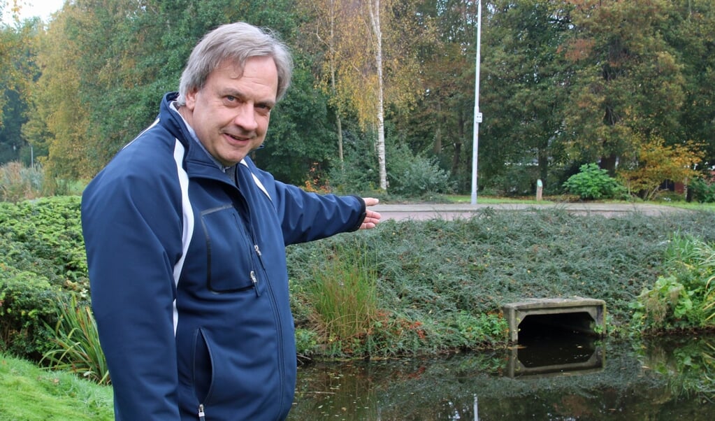 Dolf van den Bosch bij de tegenwoordige dam met Duiker. 