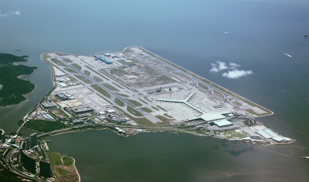 Luchthaven in zee Chek Lap Kok bij Hongkong.