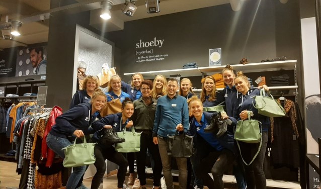 Dames 1 op bezoek bij Shoeby Sliedrecht.