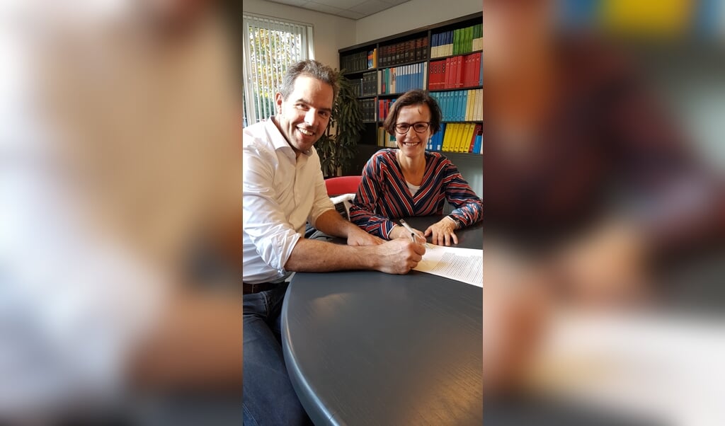 Martijn Nieuwenhuisen en Chantal van Haaren ondertekenen de statuten