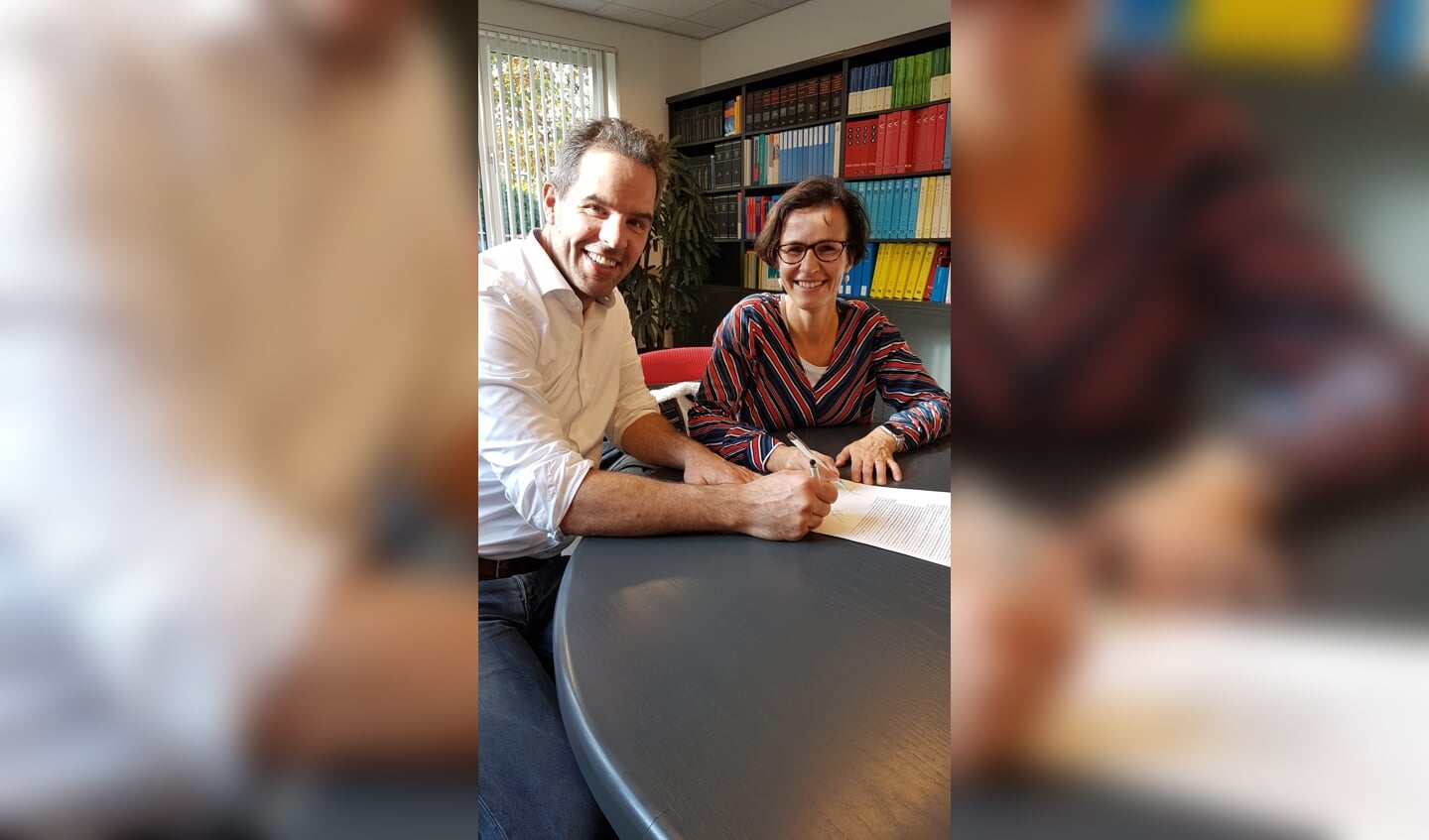 Martijn Nieuwenhuisen en Chantal van Haaren ondertekenen de statuten