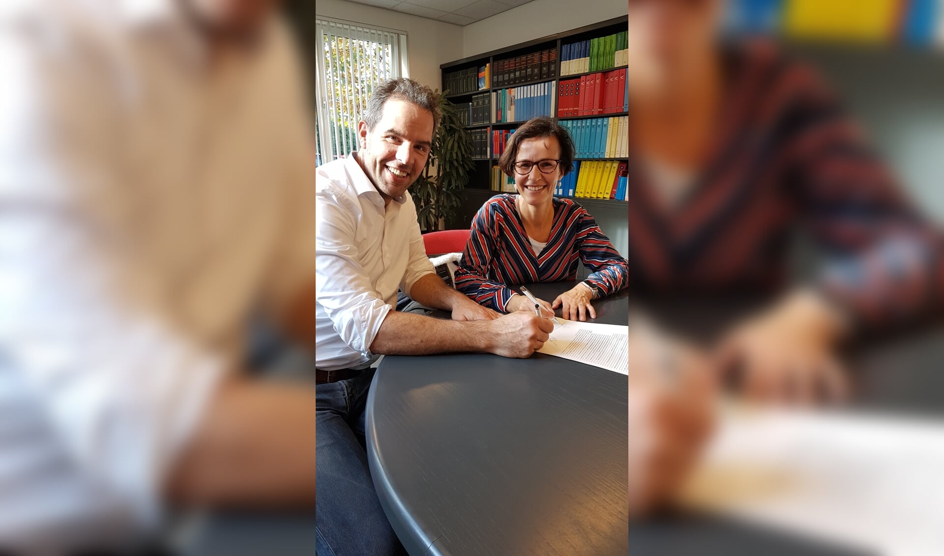 Martijn Nieuwenhuisen en Chantal van Haaren ondertekenen de statuten