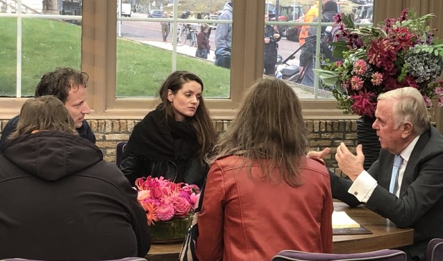 De Leersumse Anja Henken aan tafel bij Harry Mens.