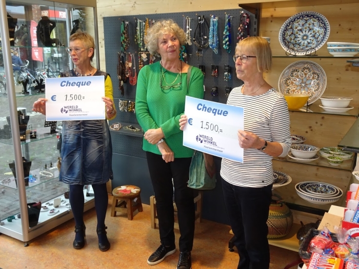 Marina Visschedijk en Klara Dam en Rhodé Tanja met hun cheques in de Hoofddorpse wereldwinkel.