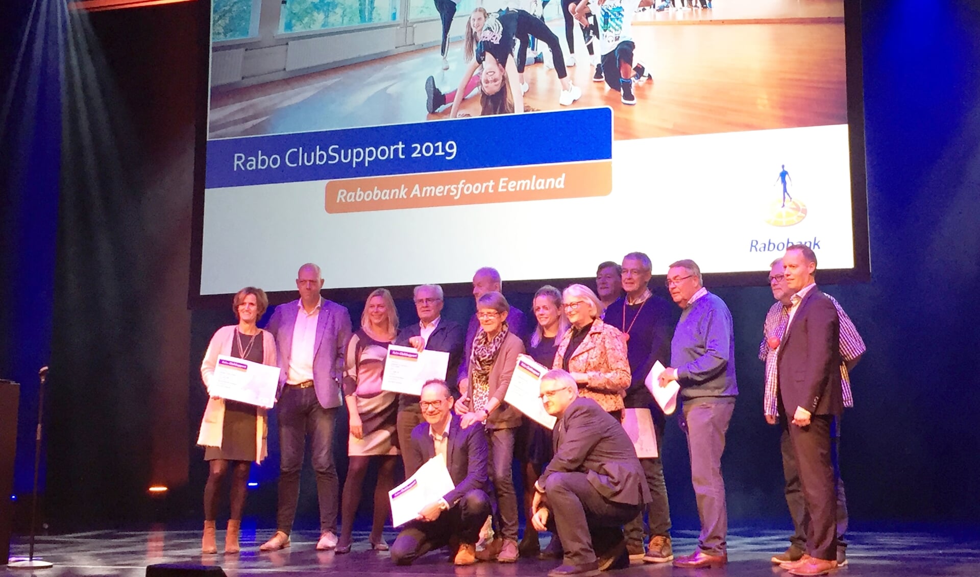 Voorzitter Henk van de Wolde (3e van rechts), nam namens de voedselbank de cheque in ontvangst.