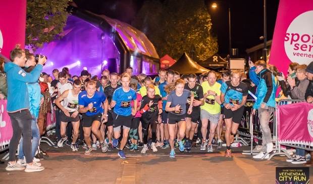<p>In 2019 stonden veel enthousiaste deelnemers aan de start van de City Run. </p>
