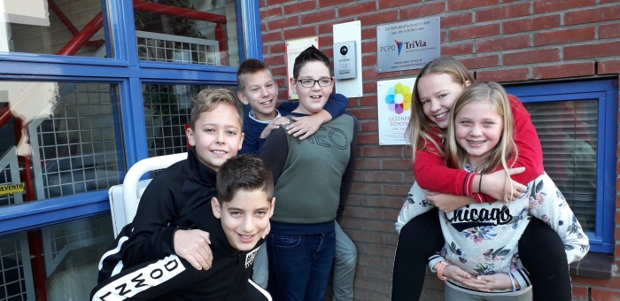 Kinderen van de Rehobothschool bij het nieuwe bordje van de Gezonde School