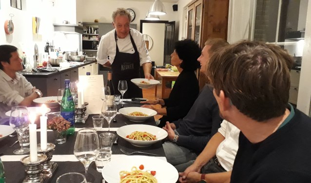 Diederik Wieman serveert zijn Italiaanse gerechten bij de Aanschuiftafel van Soest.