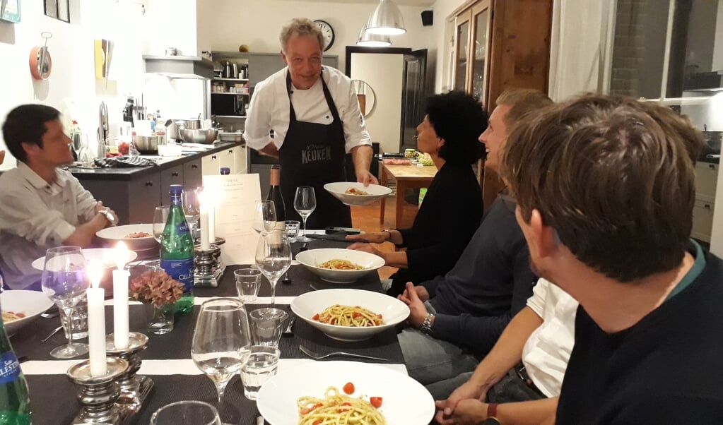 Diederik Wieman serveert zijn Italiaanse gerechten bij de Aanschuiftafel van Soest.