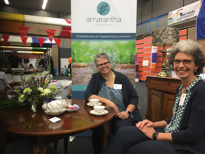 Uitvaartbegeleider Petra van de MInkelis en haar collega Laurette van Geene
