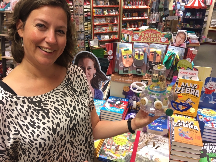 Sonja Nagtegaal van Boekhandel Jaspers met een door de kinderen van de Rietveldschool geknutselde vliegende schotel