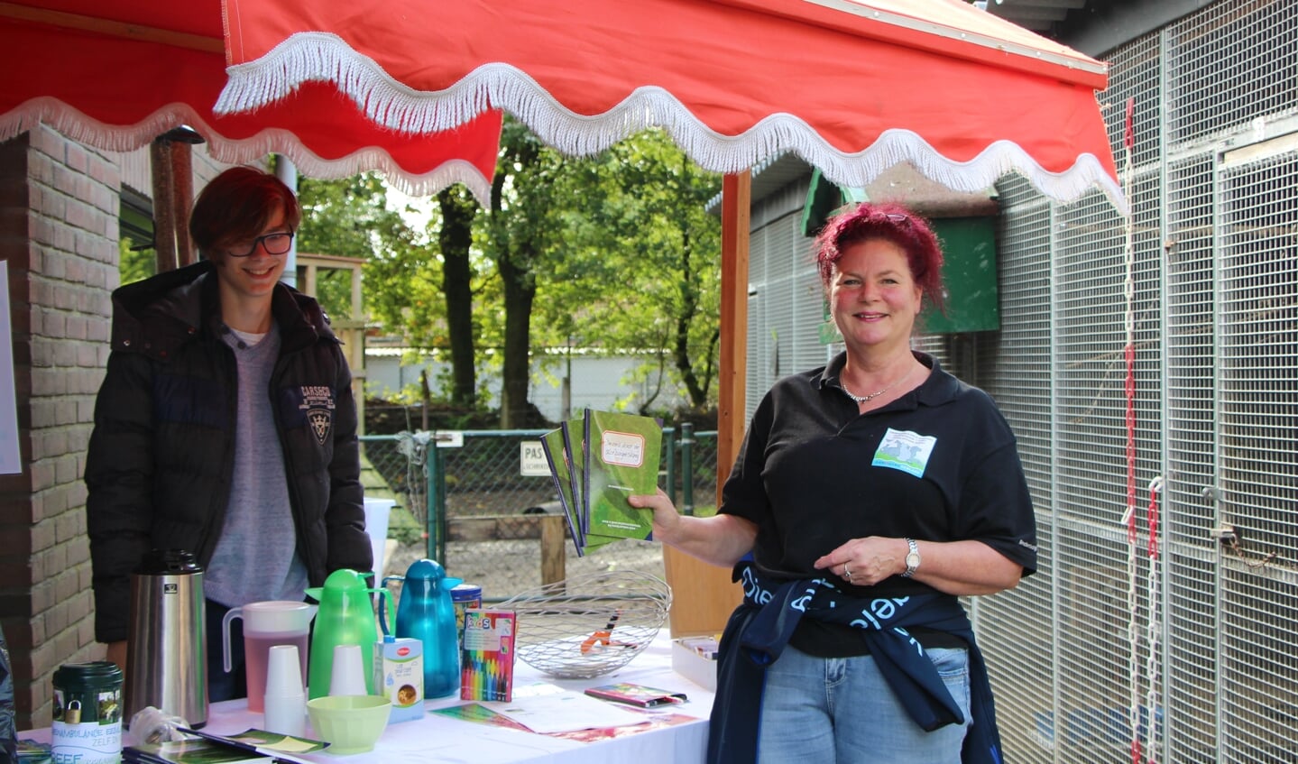 Vrijwilligers Sven en Desiree ontvangen bezoekers bij de vogel- en knaagdierenopvang