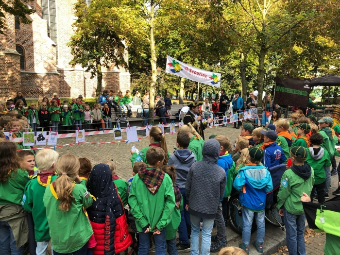 Scouts bij de Grote kerk in Ede