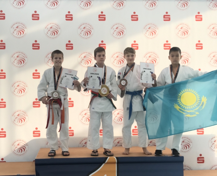 Inno Loeber, tweede van rechts, wint brons in Frankfurt