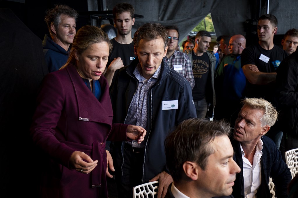 Edenaar Bart Kemp met minister Carola Schouten op het podium in Den Haag.