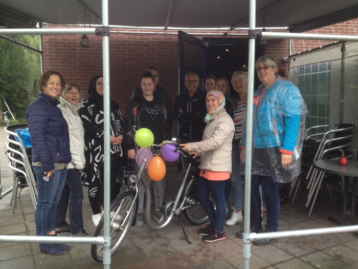 Deelnemers fietscursus nemen fiets in ontvangst