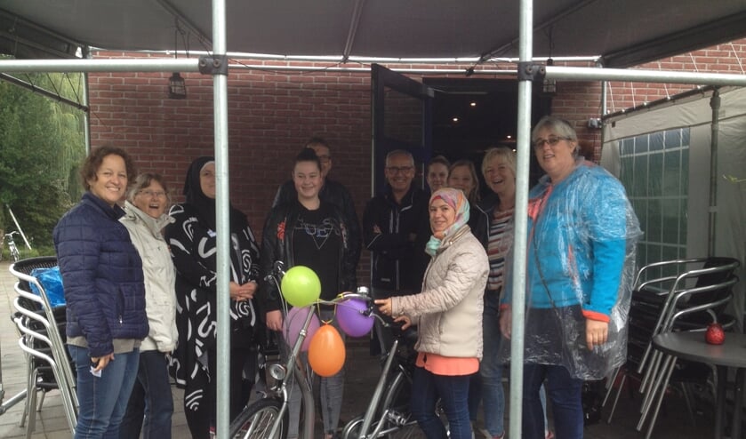 Deelnemers fietscursus nemen fiets in ontvangst