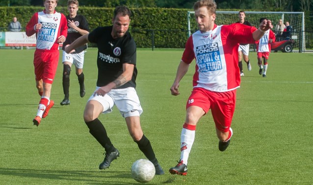Na een korte voetbalpauze maakt Tim Kas (rechts aan de bal) weer deel uit van de A-selectie van zaterdag vierdeklasser DEV