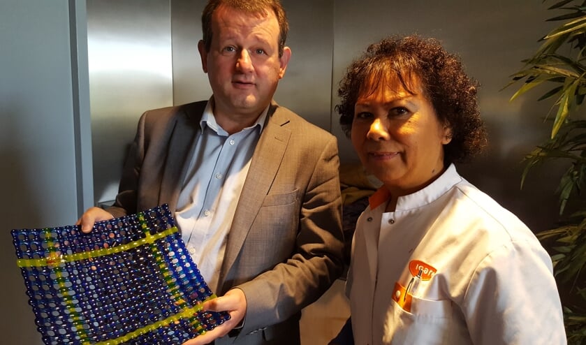 3. Als dank voor zijn inzet en professionele begeleiding ontving Illian Hamburg, general-manager van hotel Ampt van Nijkerk, een glazen schaal, die beschikbaar was gesteld door glasfusing-werkplaats WarmGlas. De schaal werd aangeboden door Paula van