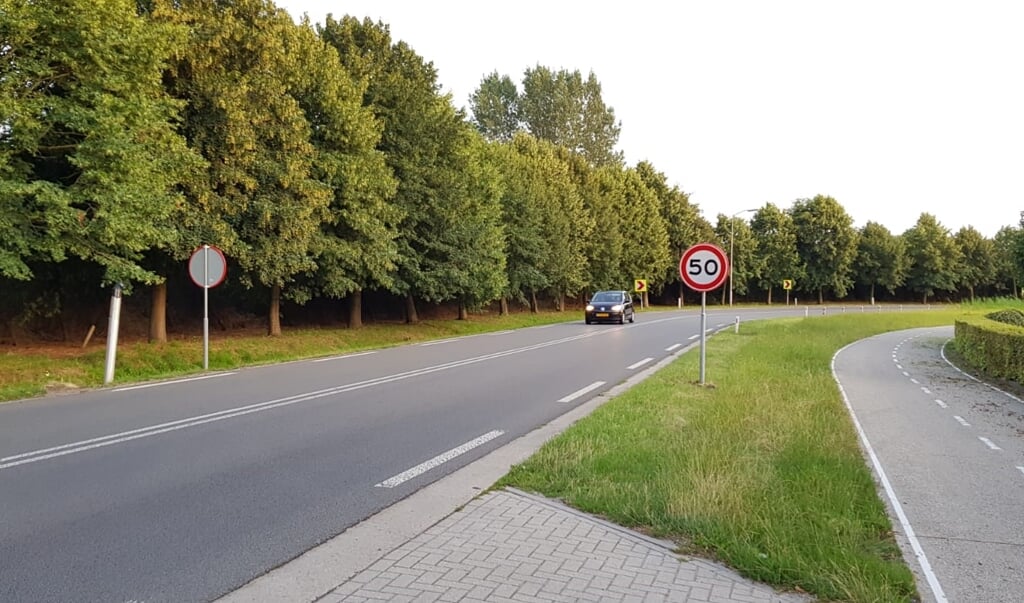 De 50 kilometerzone op de Wesselseweg bij Kootwijkerbroek, waar wederom een ongeval gebeurde.