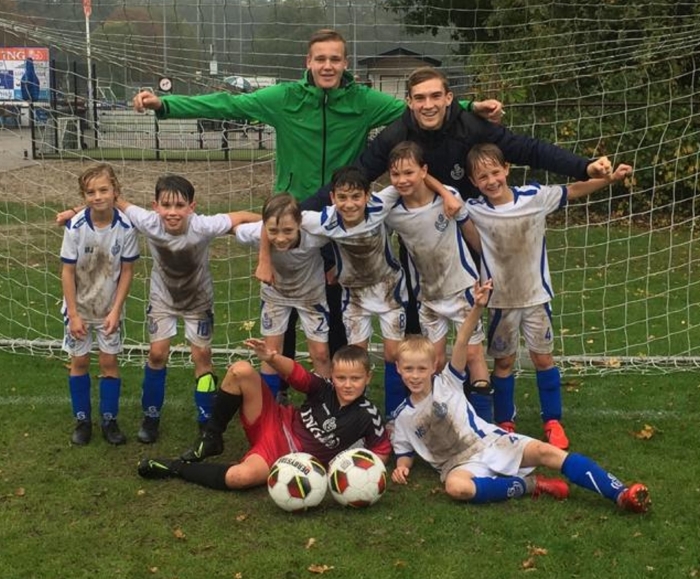 Trainers Gijs Kuijer (links) en Bart Hooft met de kampioenen van SO Soest JO10-1