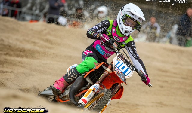Lotte van Drunen won zondag beide manches van de grote strandcross in Vlissingen.