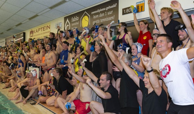 De Heemsteedse Reddingsbrigade heeft 110 deelnemers laten onderwaterhockeyen