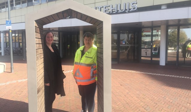 Dit is wel een heel klein hokje en vlak voor het gemeentehuis is misschien ook niet zo'n geschikte plek.