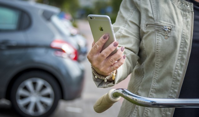 Een fietser neemt al append deel aan het verkeer. Appen op de mobiele telefoon tijdens verkeersdeelname vergroot de kans op ongevallen.