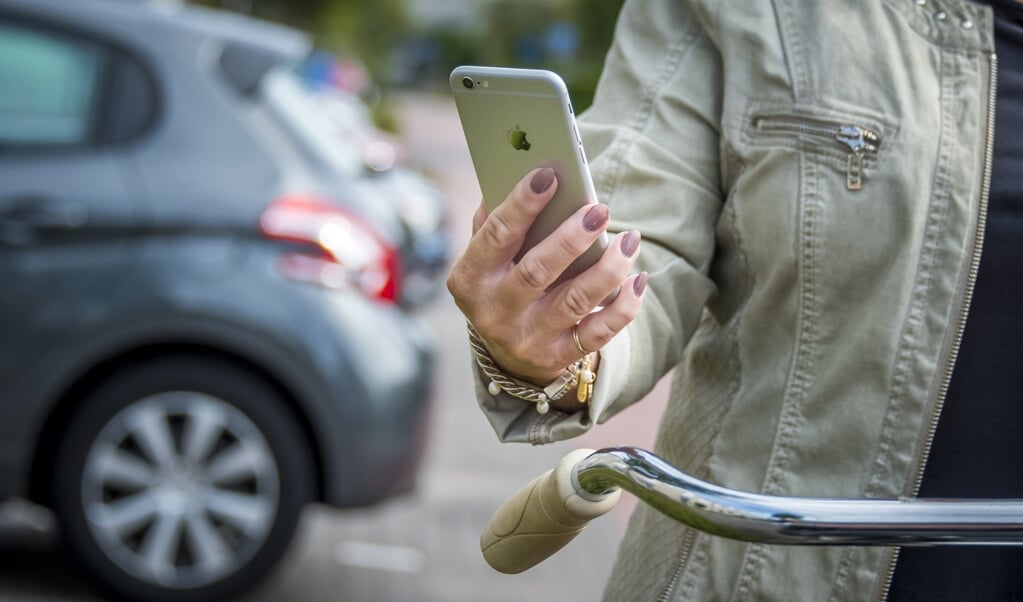 Een fietser neemt al append deel aan het verkeer. Appen op de mobiele telefoon tijdens verkeersdeelname vergroot de kans op ongevallen. 