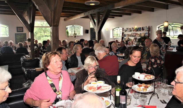 Genieten van het diner en van elkaar in De Stal op De Kaag.