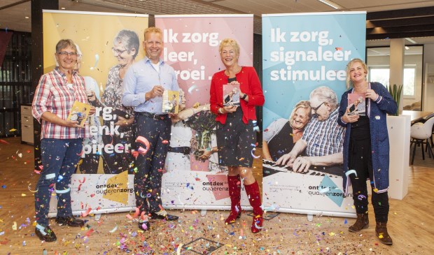 De campagne werd feestelijk gestart. Op de foto midden links Wiko Vlasblom, midden rechts Ineke Oude Boerrigter. Uiterst links en uiterst rechts staan zorgmedewerkers die in de campagne figureren.
