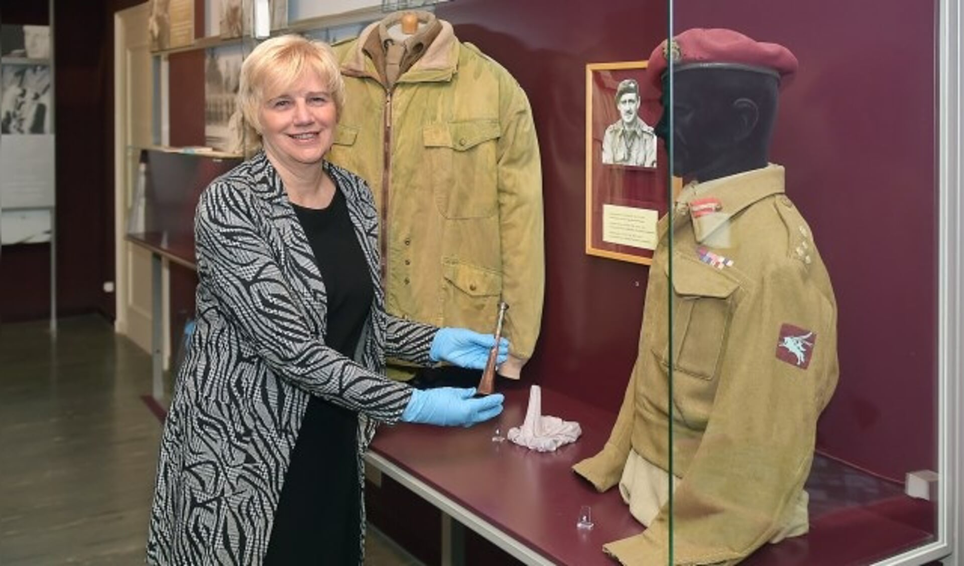 Burgemeester Agnes Schaap helpt bij het inpakken voor de verbouwing van het Airborne Museum. (foto: berrydereusfotografie.nl)