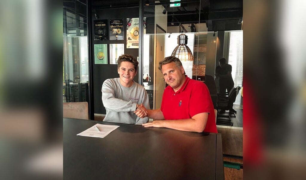 Max en directeur Dick De Groot van Be Yourself Music bij de ondertekening van de platen deal in Gorinchem.