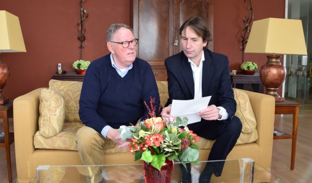 Sander Kneppers, voormalig VVE-voorzitter van Westhove en nu lid van de VVE, en wethouder Herbert Raat.