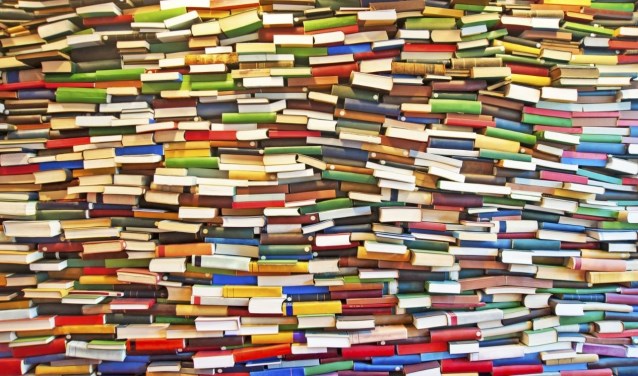 Alle boeken, die nog verkoopbaar zijn, worden in de kerk uitgestald en verkocht op zowel 12 als 13 oktober tijdens het Pinkenweekend.