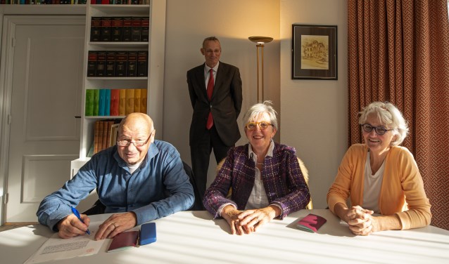 De oprichters Harry Kelder, Marijke Mensink en Hanneke Rutgers bij notaris Karelse.