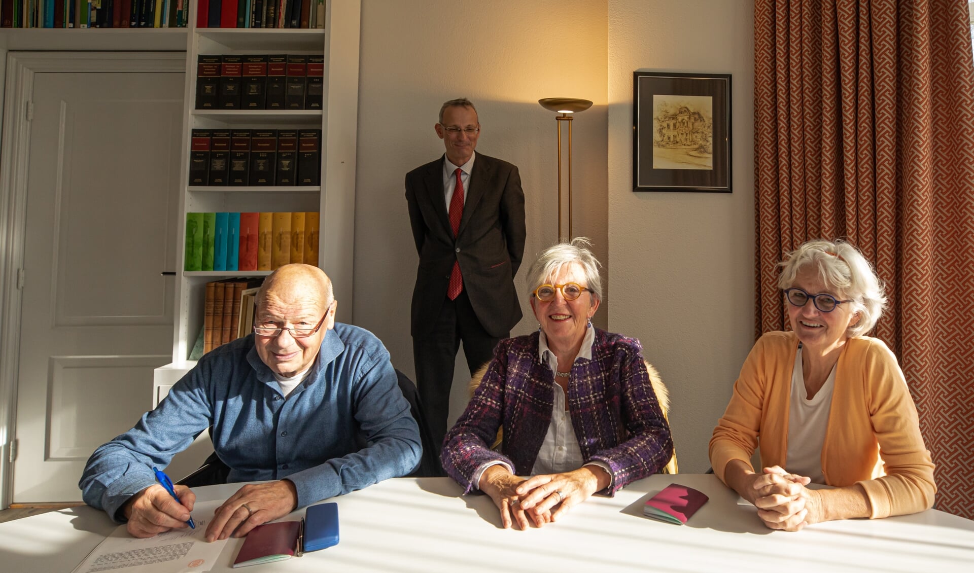 De oprichters Harry Kelder, Marijke Mensink en Hanneke Rutgers bij notaris Karelse.