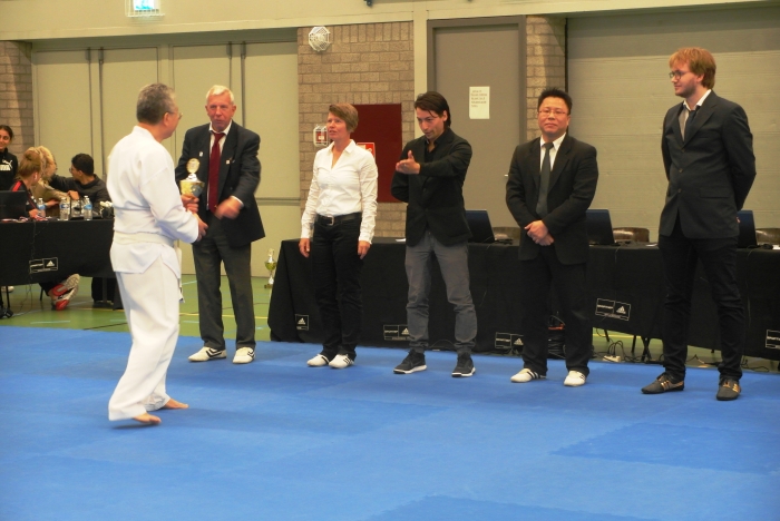 Prijsuitreiking door de NK Taekwondo jury aan Dennis Lee Kong van Choi Do Kwan
