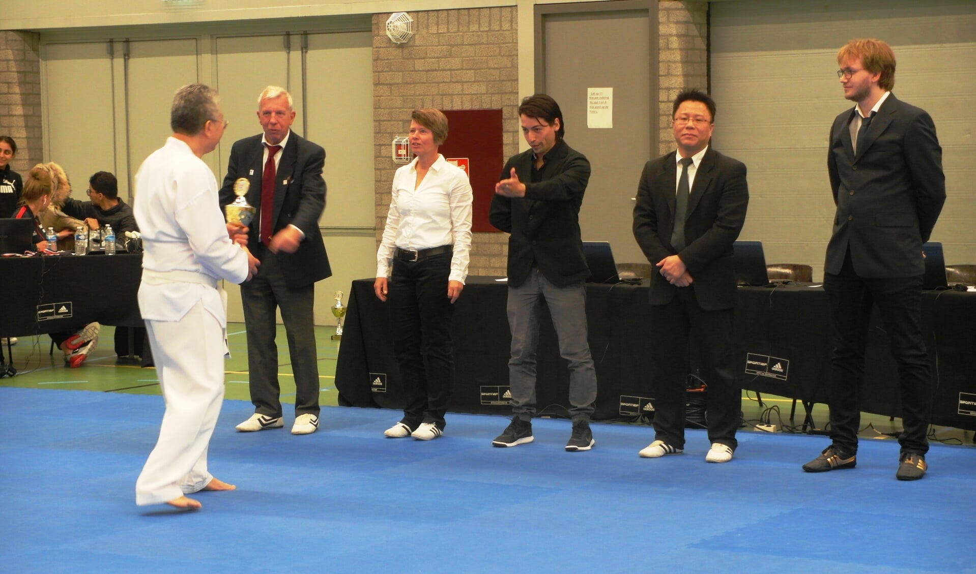 Prijsuitreiking door de NK Taekwondo jury aan Dennis Lee Kong van Choi Do Kwan
