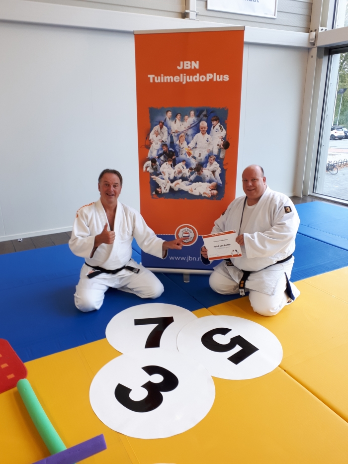 Judoleraar André van Buiten ontvangt certificaat van Yos Lotens