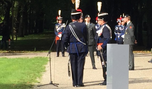 Zestig huzaren van Boreel worden beëdigd op Beeckestijn, ooit de buitenplaats van de familie Boreel.