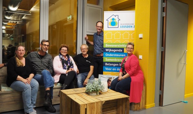 Vrijwilligers en ondernemers uit de wijk in de nieuw ingerichte ruimte Het Lab.