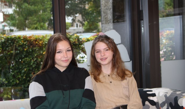 Chayenna en Romy regelen samen een 'chillavond' voor jongeren.