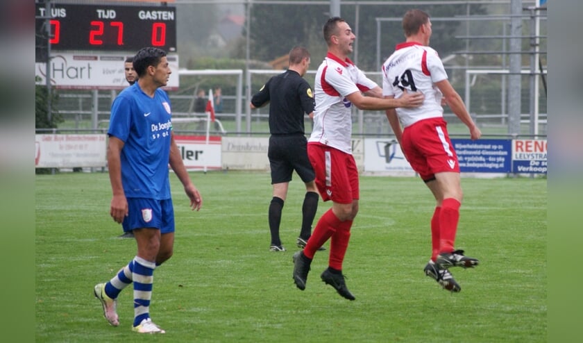 Johan Woltman viert de 1-0 met doelpuntenmaker Danny van den Bout